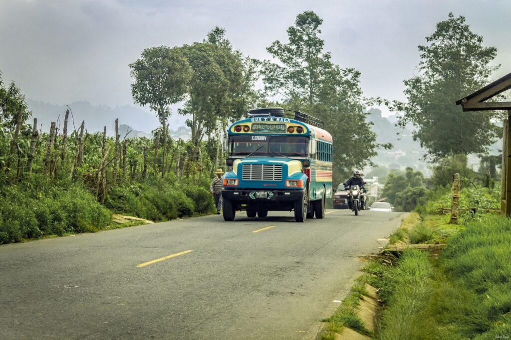 Bunter Bus auf einer Straße in Antigua Saint John 