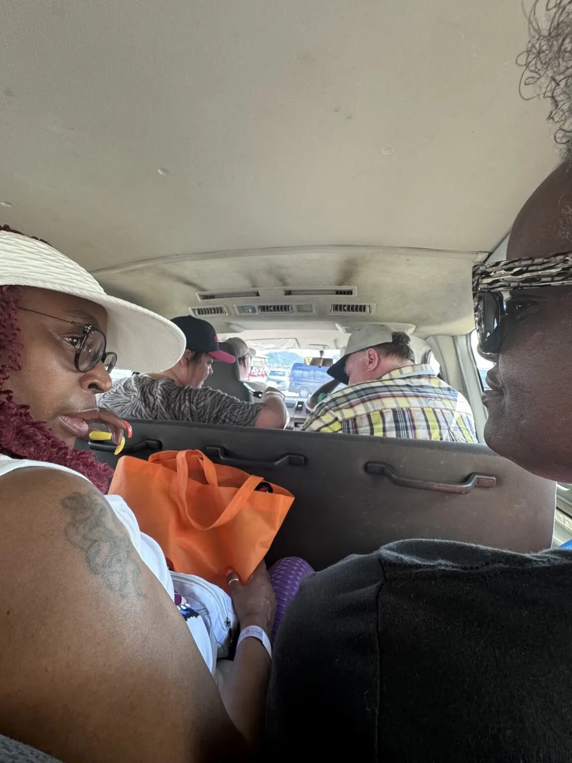 Innensicht Touribus St. Kitts mit Passagieren