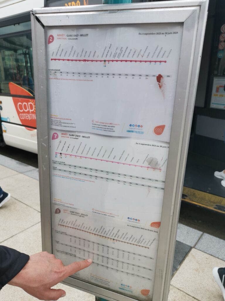 Fahrplan an Bushaltestelle in Cherbourg