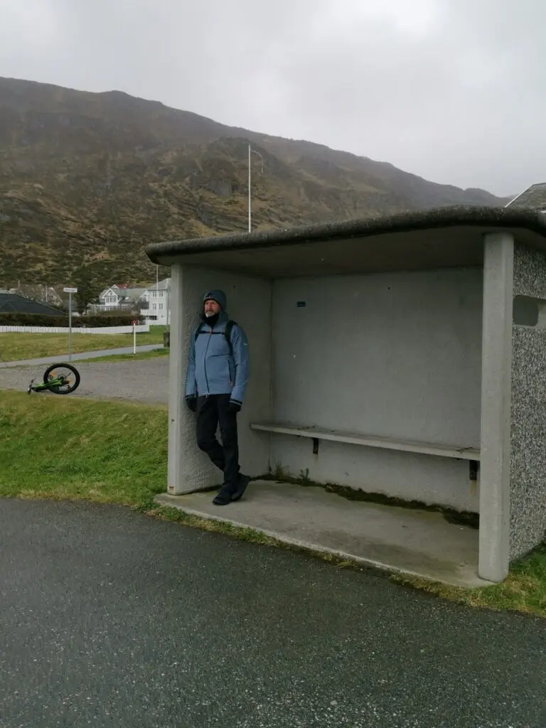 Bushaltestelle in Alnes 