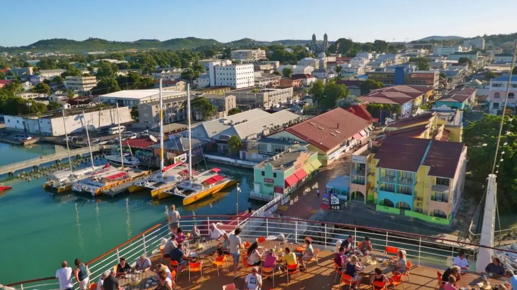 Hafen von St. Johns in Antigua mit langen Steg und bunten Häusern