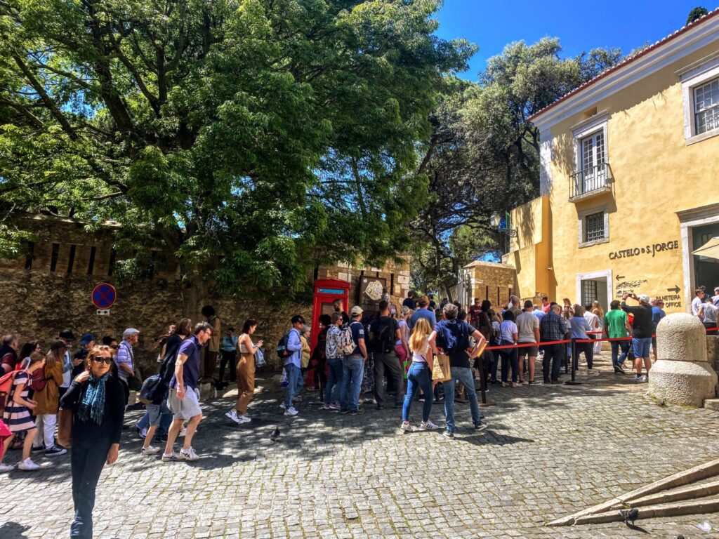Warteschlange vor dem  Castelo de São Jorge in Lissabon
