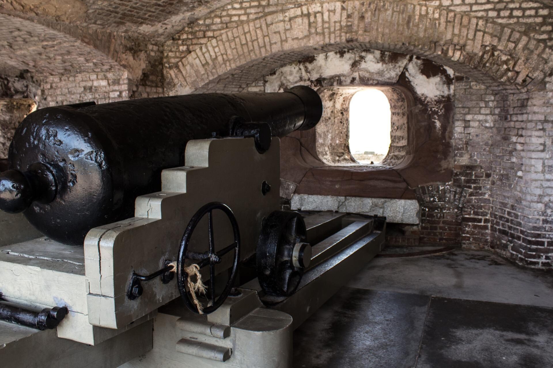 Kanone vor Fensterschacht im Charleston Fort Sumter