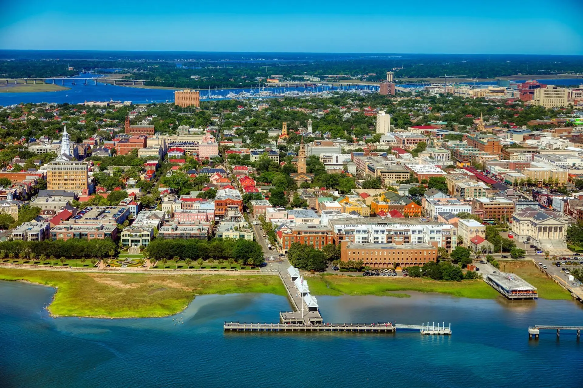Blick auf die Stadt Charleston und Hafen von oben