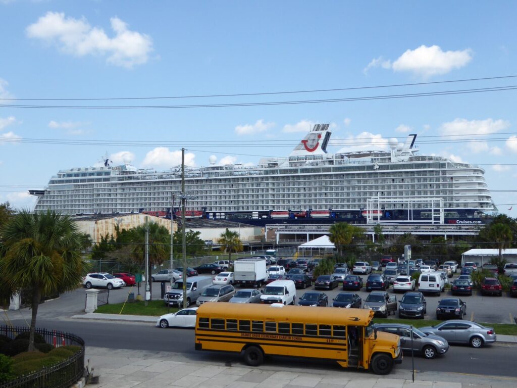 Mein Schiff am Hafen von Charleston und gelber Schulbus