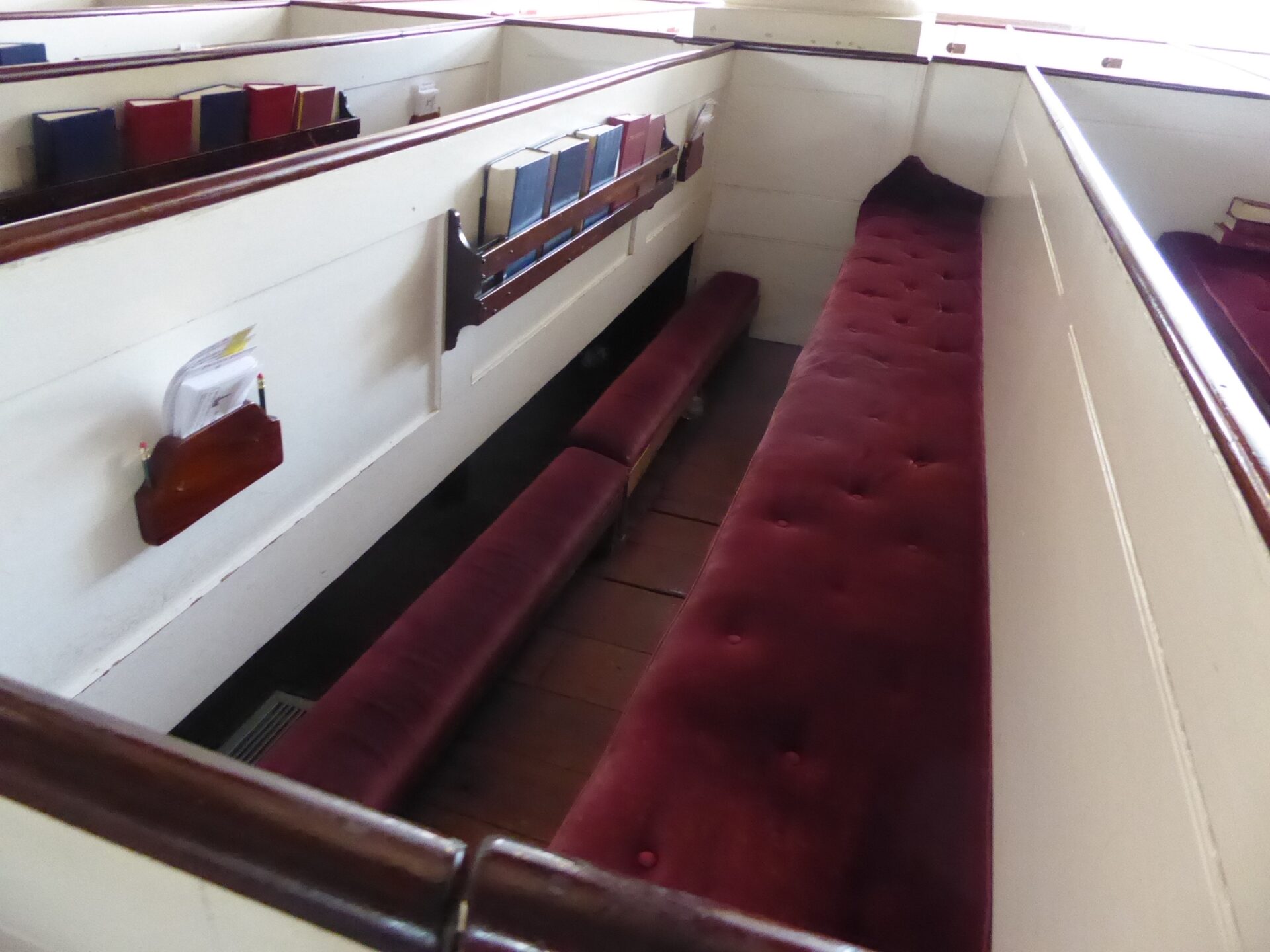 Rote Kirchenbank in der Charleston St. Philip's Church