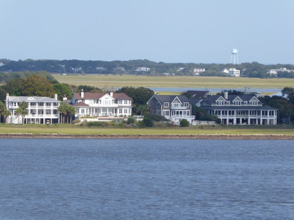 Flussufer mit Villen in Charleston