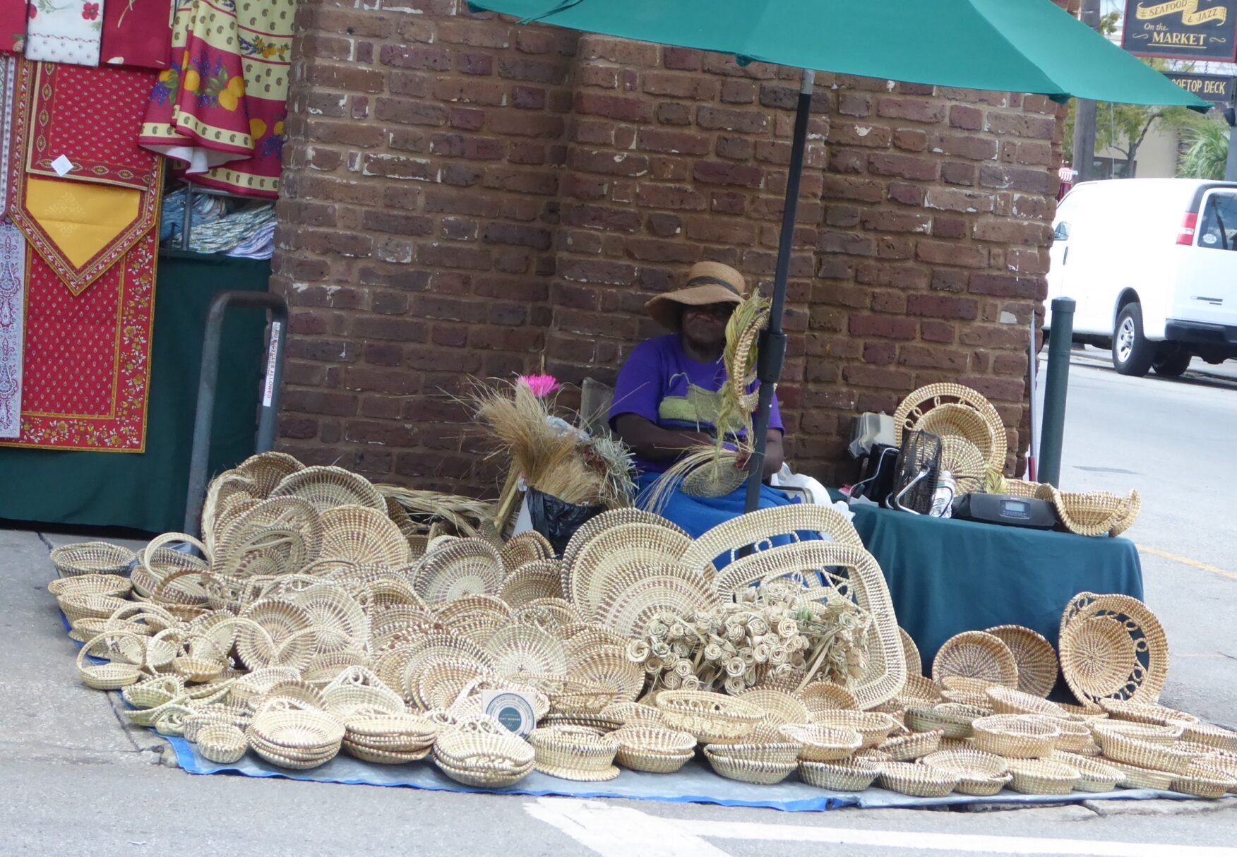 Frau mit Strohkörben in Charleston City Market