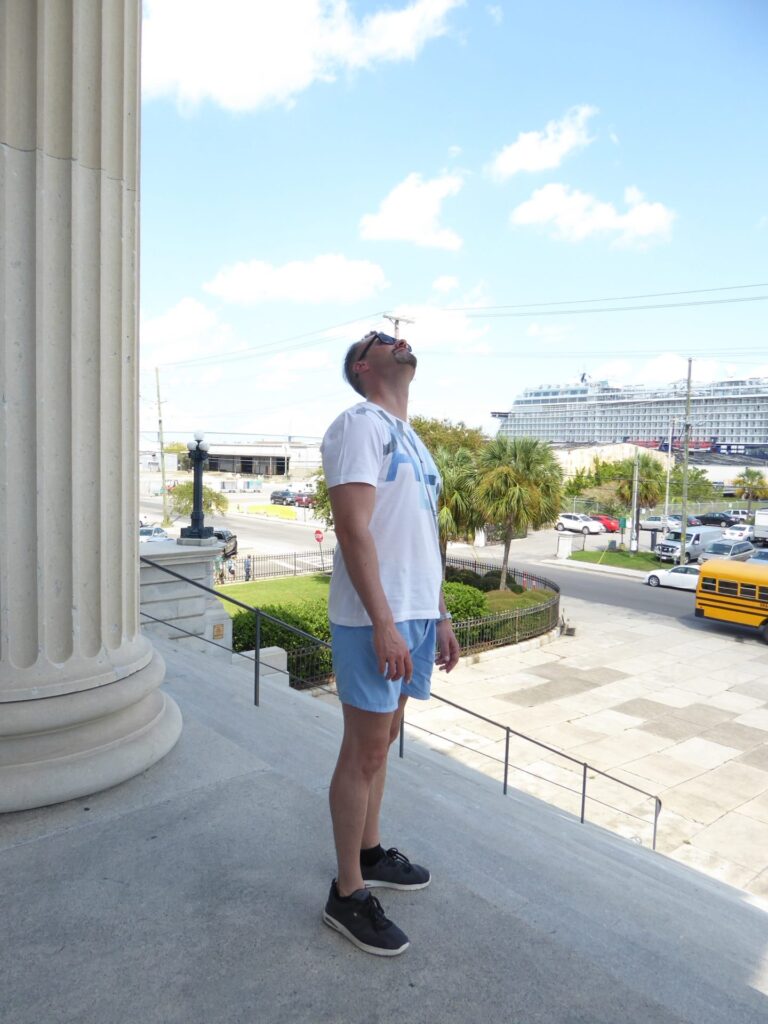 Mann vor dem Charleston Zoll Haus