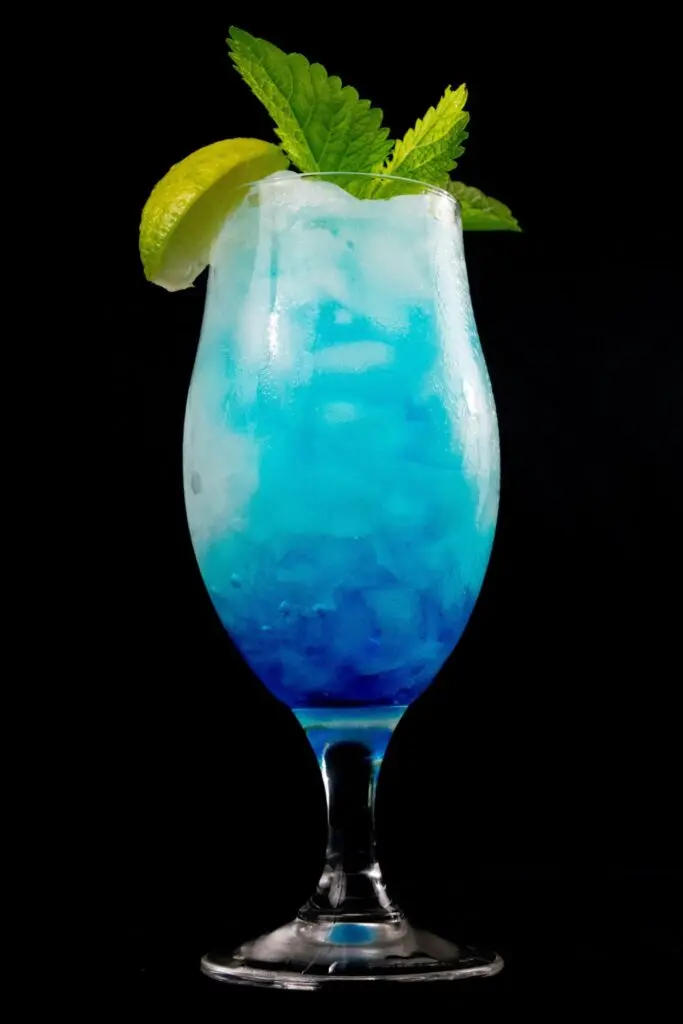 Blauer Cocktail mit Minze