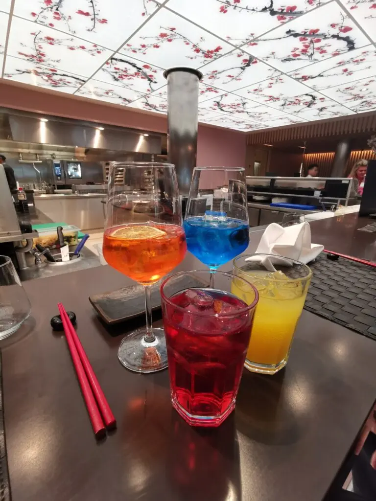 Bunte Cocktails  auf  einem Kreuzfahrtschiff
