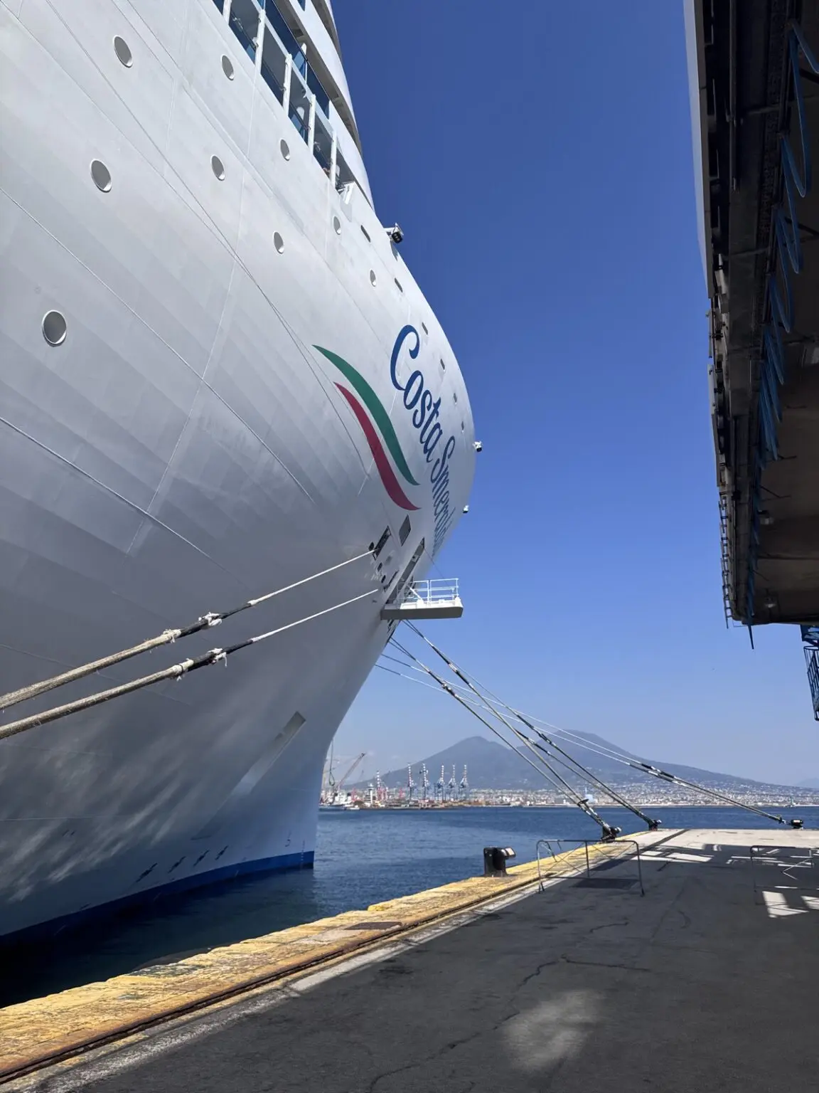 Costa Smeralda am Hafen Neapel