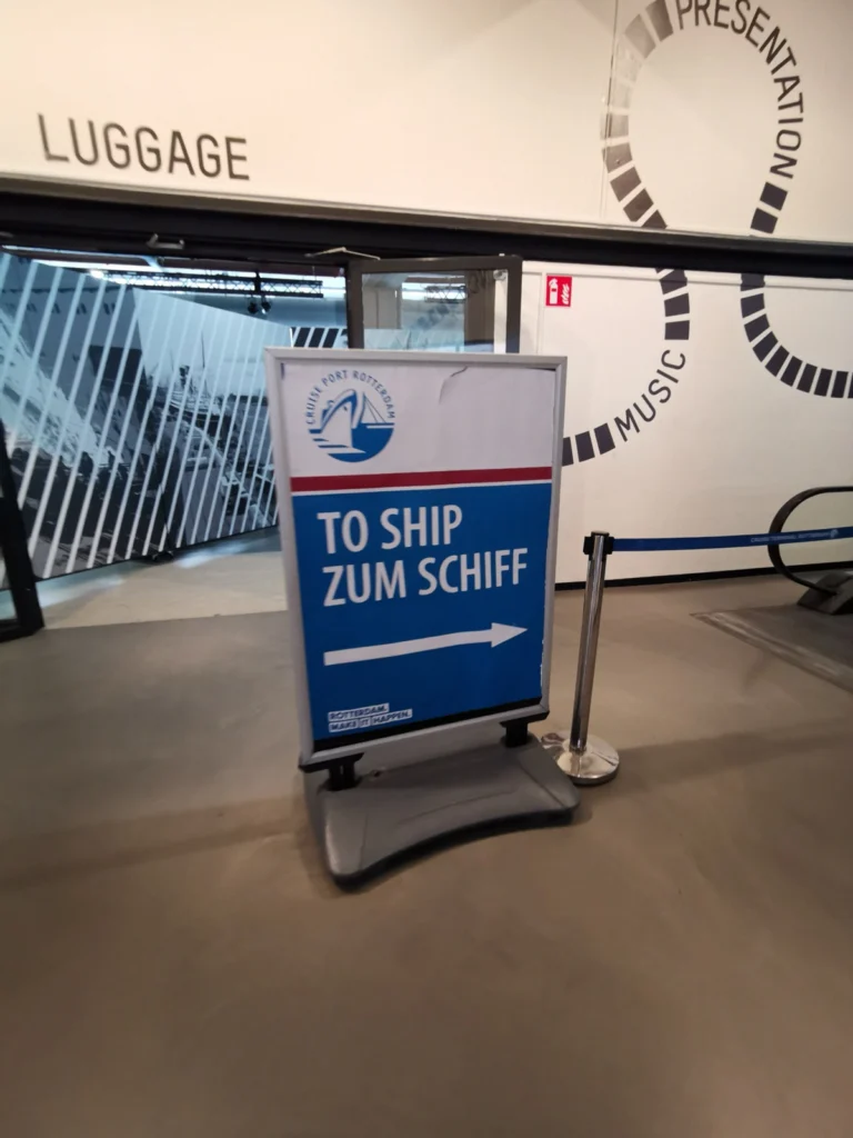 Hinweisschild im Kreuzfahrtterminal Rotterdam