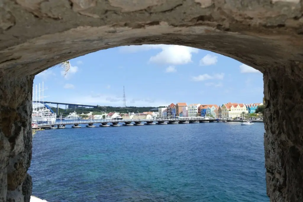 Blick durch Festungsmauer