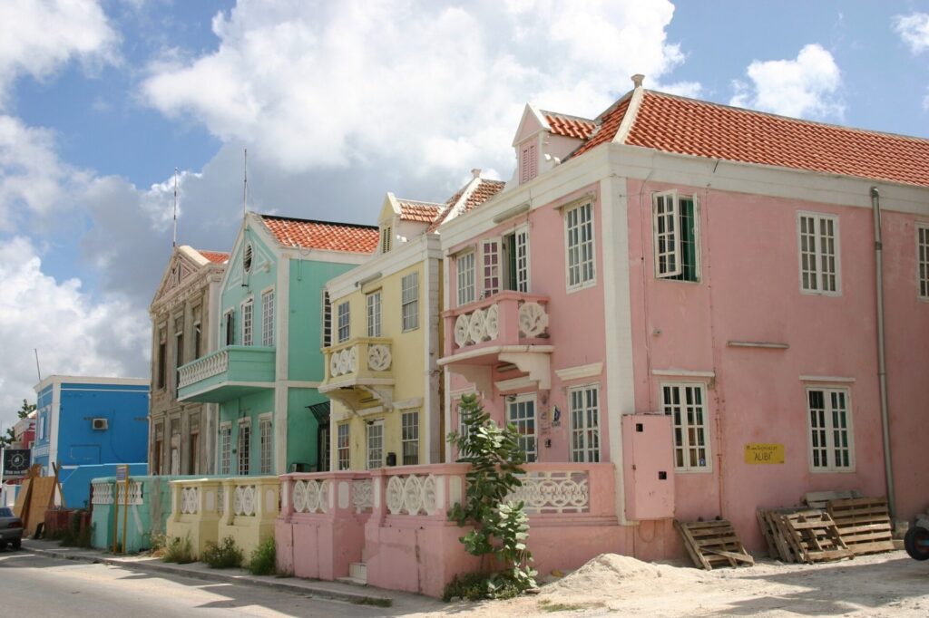 Pastellfarbene Altstadthäuser Curacao