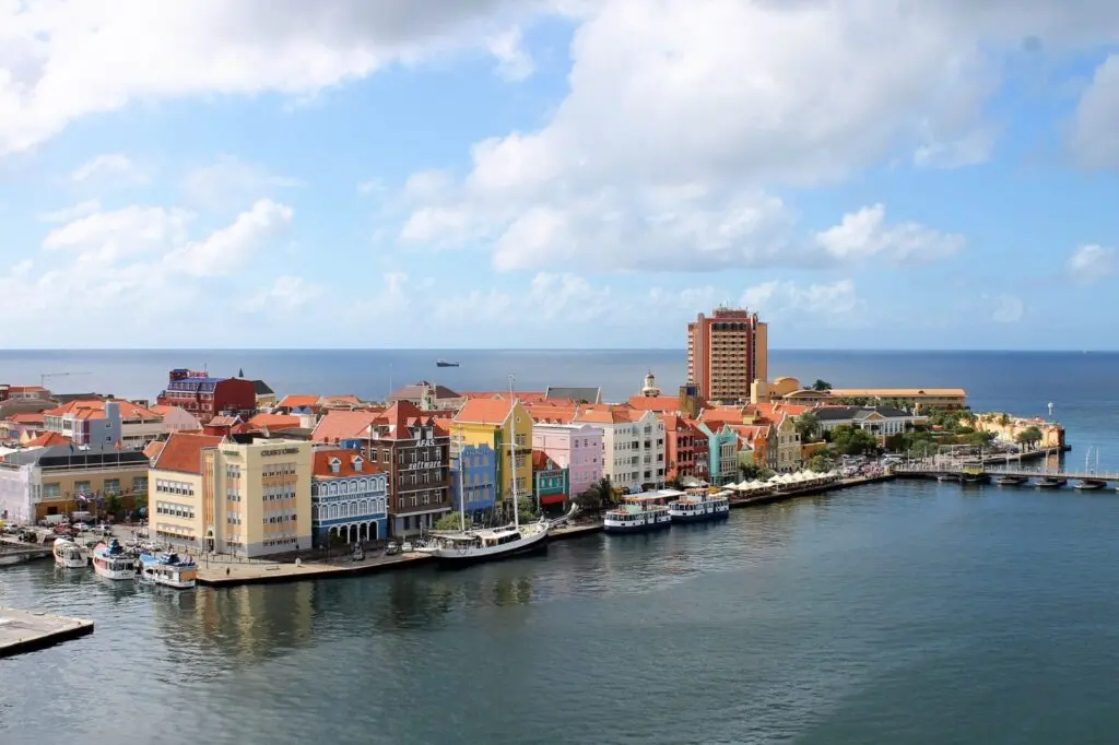 Bunte Uferpromenade in Willemstad