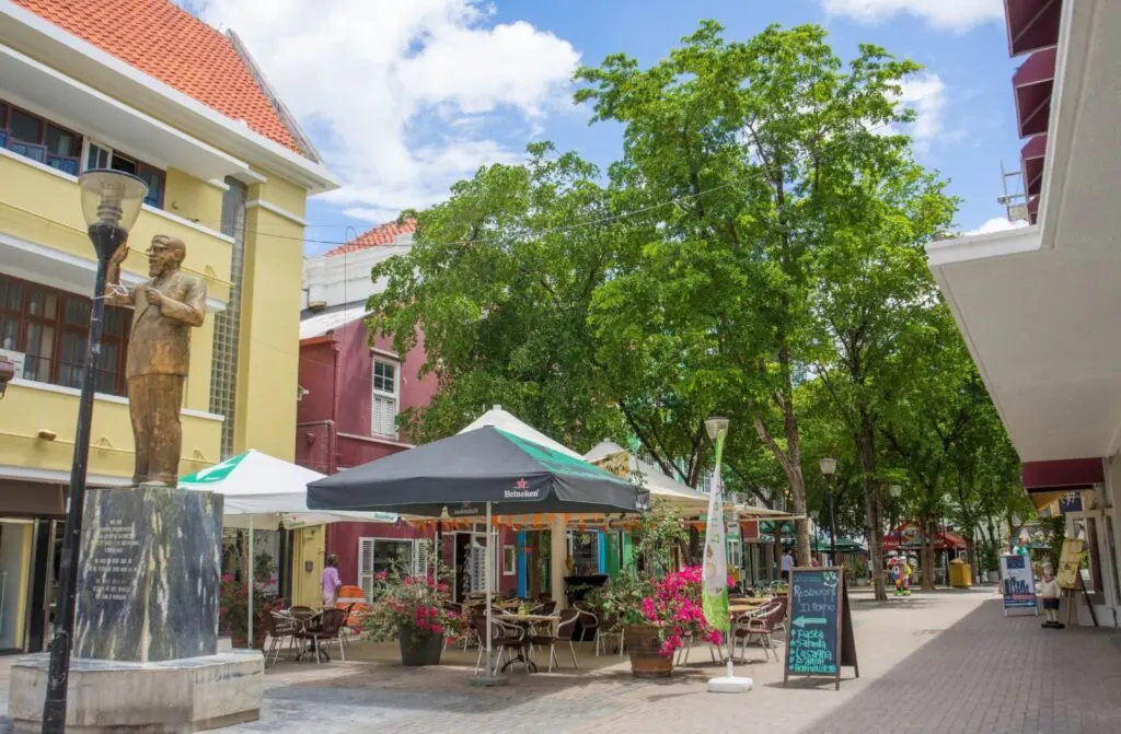 Fußgängerzone mit Cafés in Williamstad