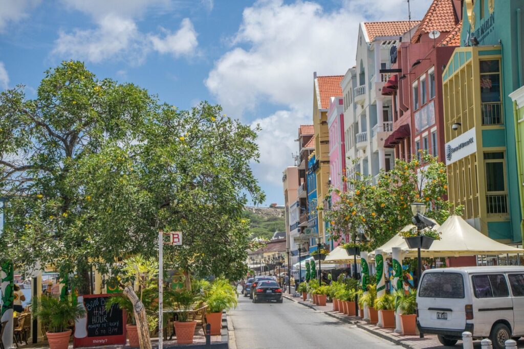 Bunte Einkaufsstraße in Willemstad
