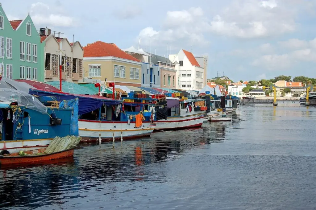 Lagune mit Fischerbooten in Curacao