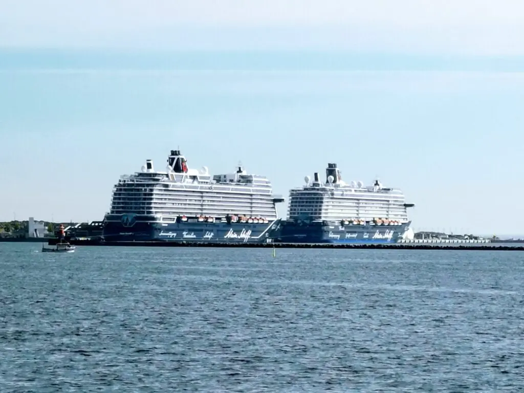 Zwei Mein Schiffe am Hafen von Kopenhagen