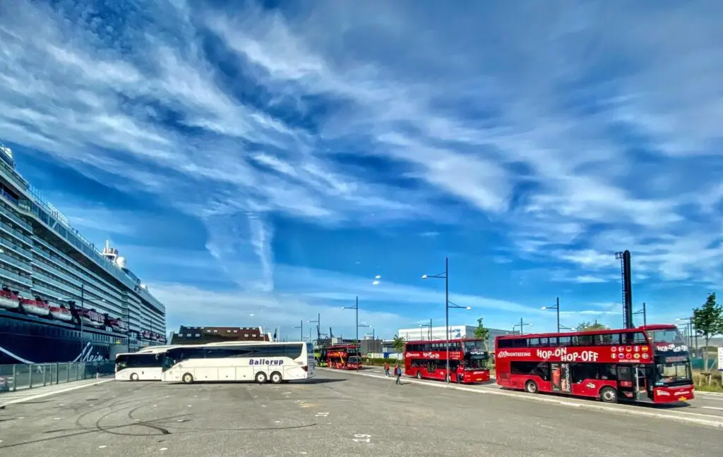 Mein Schiff und Sightseeing-Busse am Hafen von Kopenhagen