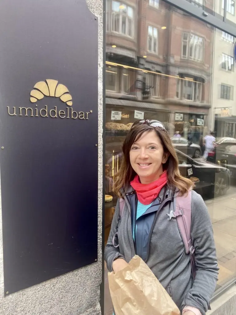 Frau vor Bäckerei in Kopenhagen