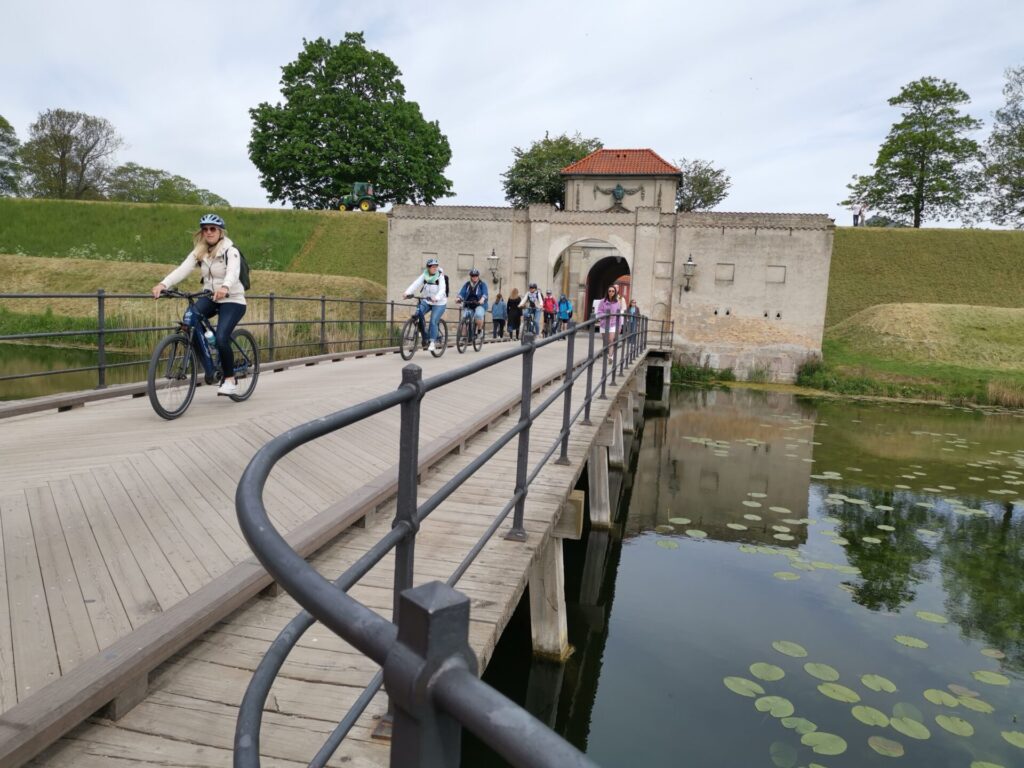 Holzsteg im Kastell von Kopenhagen mit Radfahrer