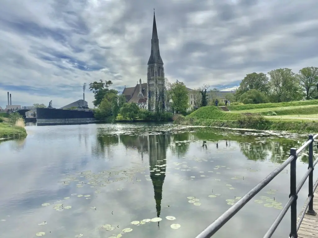 Blick auf dei St Alban's Church in Kopenhagen
