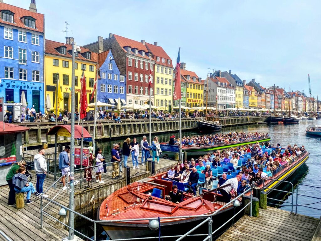 Ausflugsboot im Nyhavn in Kopenhagen