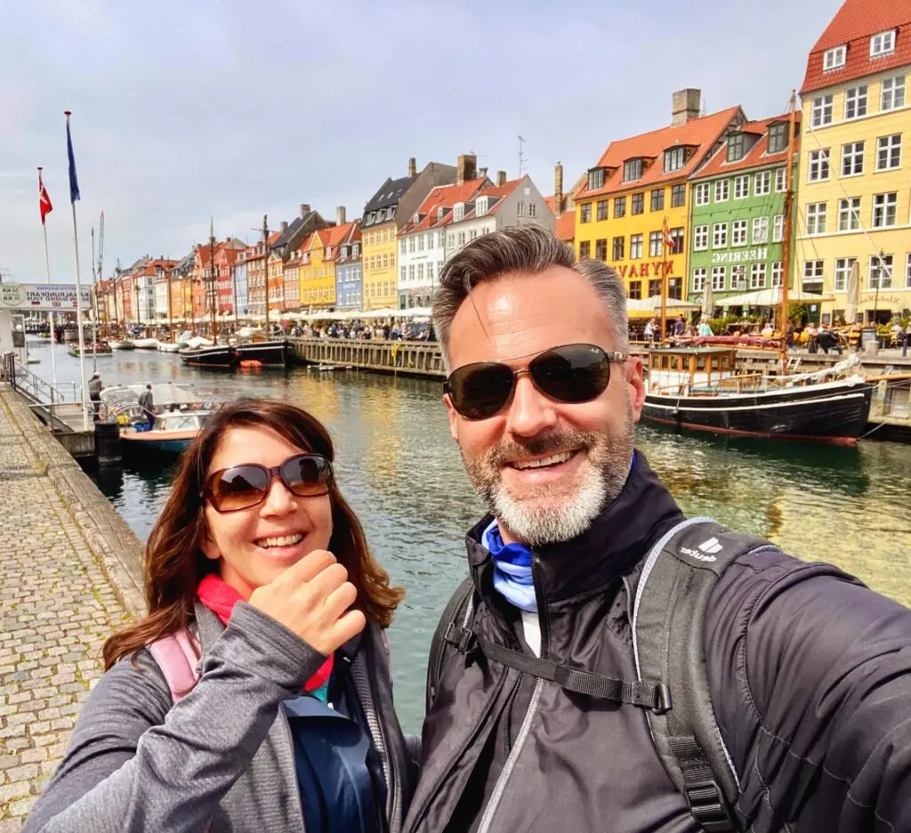 Bunte Häuser im Nyhavn mit Pärchen in Kopenhagen