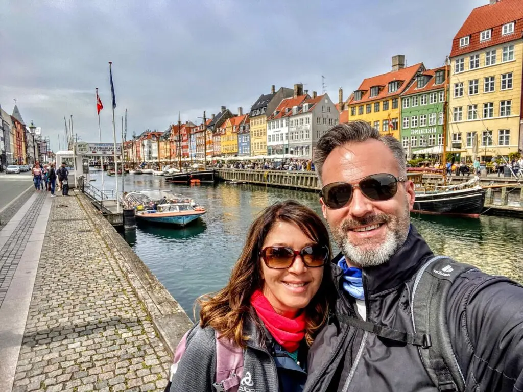 Nyhaven in Dänemark, Kopenhagen und Pärchen