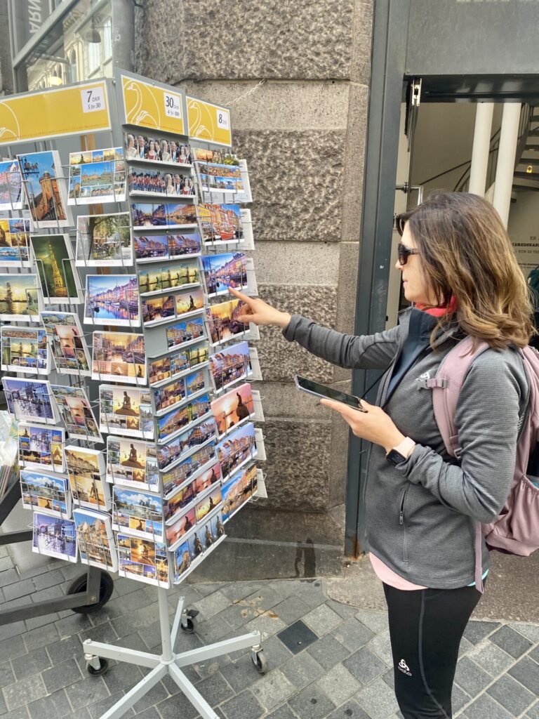 Postkartenständer mit Frau