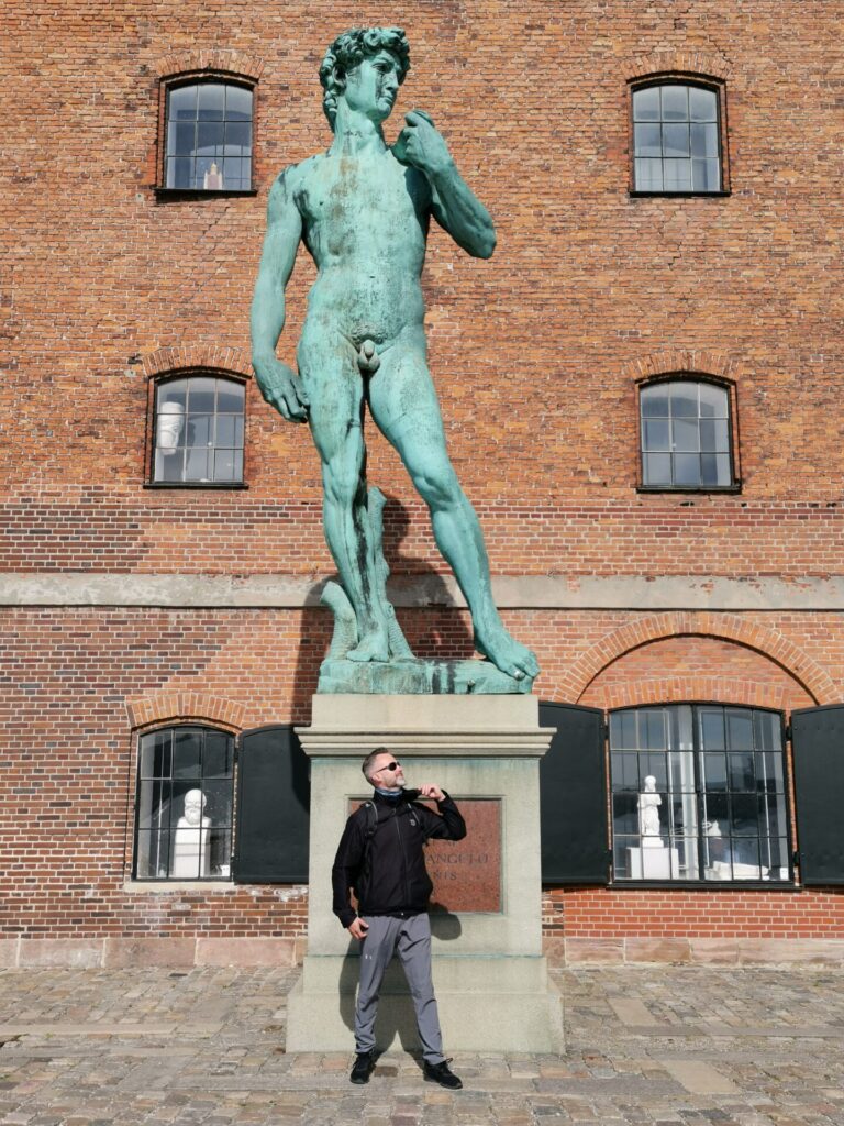 David Statue mit Mann in Kopenhagen