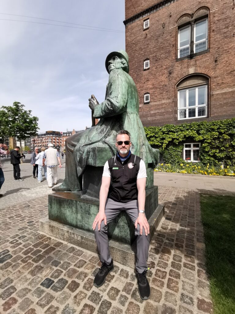 Hans Christian Andersen Statue in Kopenhagen mit Mann