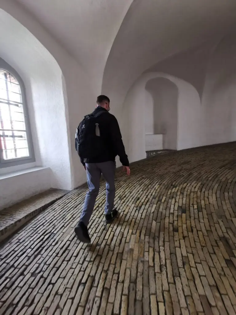 Fußweg im Rundetårn mit Mann 