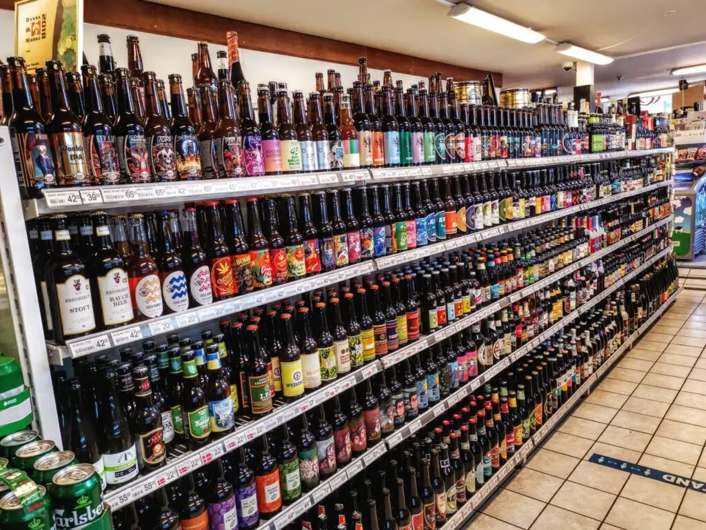 Regal im Shop mit vilen Bier-Sorten
