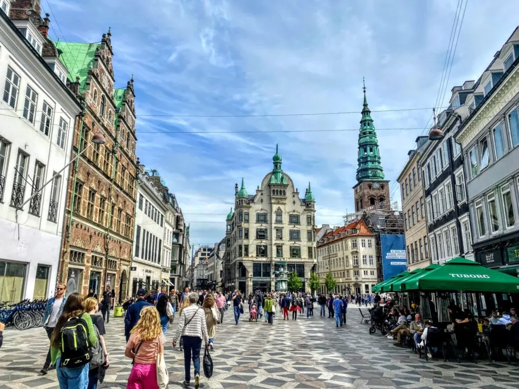 Blick in die Fußgängerzone Stroget in Kopenhagen