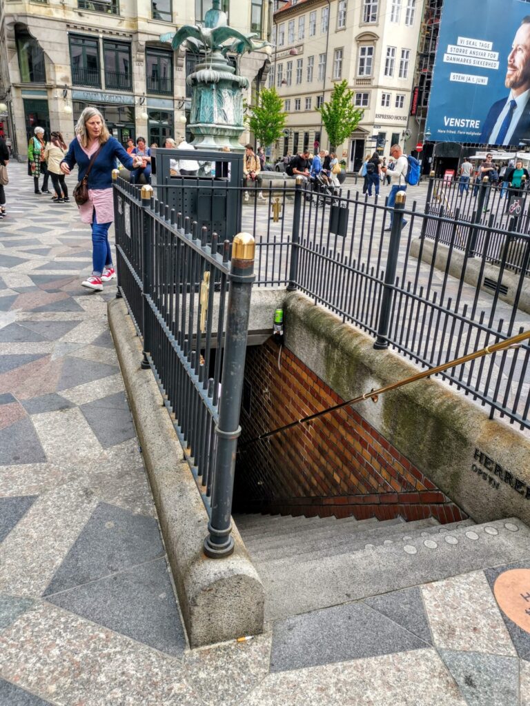 Öffentliches WC in der Fußgängerzone Stroget in Kopenhagen