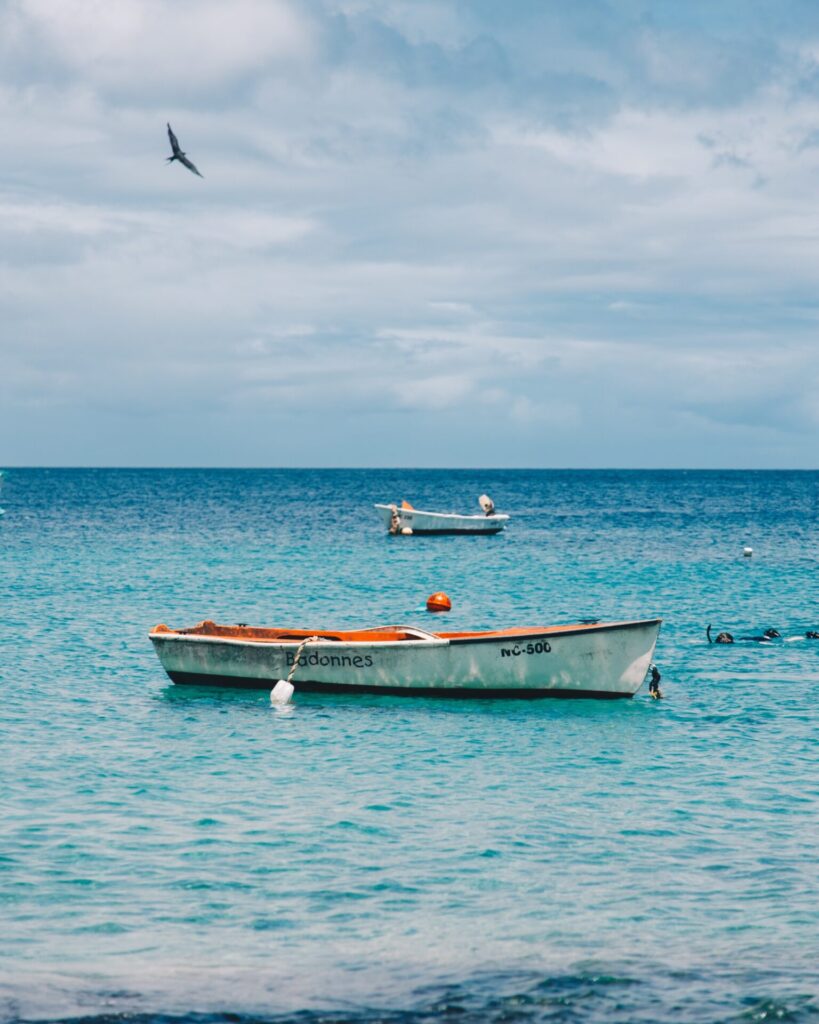 Fischerboote im türkisblauen Meer