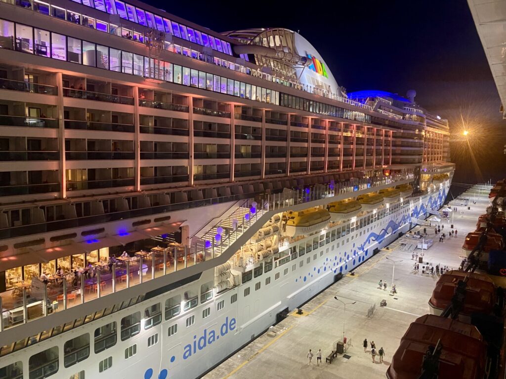 Decks eines großen Kreuzfahrtschiffes