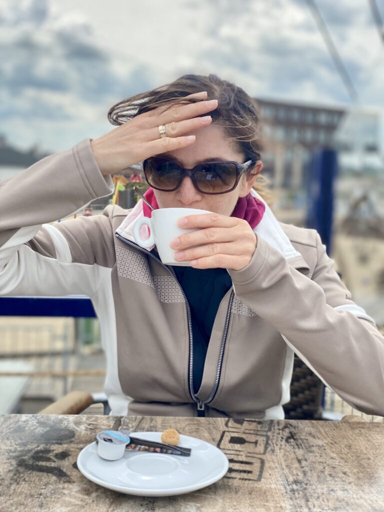 Frau trinkt Kaffee im freien
