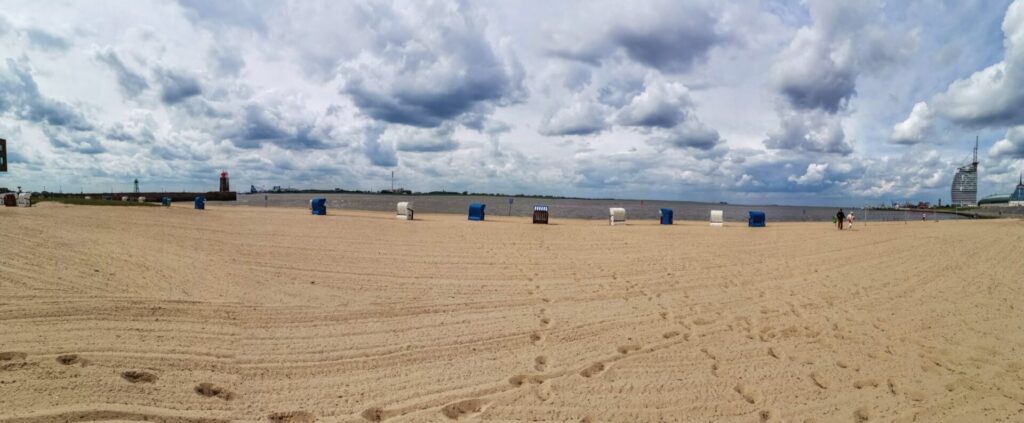 Strand mit weißen Strand-Körben am Bremerhaven