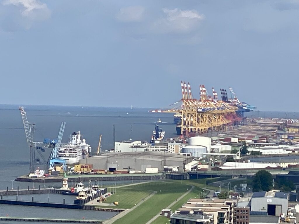 Blick auf den Hafen Bremerhaven mit Schiffen