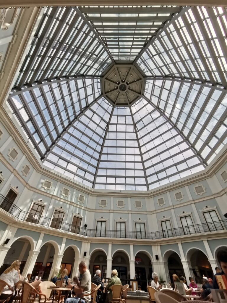 Glas-Kuppel im Shopping-Center Bremerhaven