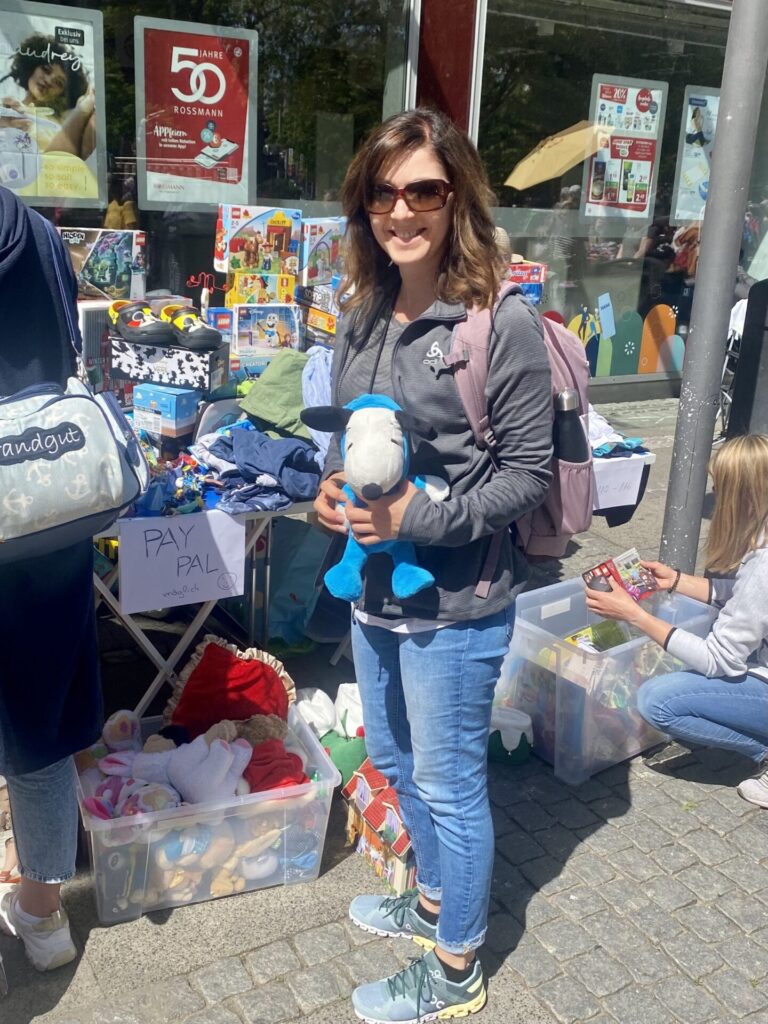 Frau aFrau auf Flohmarkt in Kieluf Flomarkt in Kiel