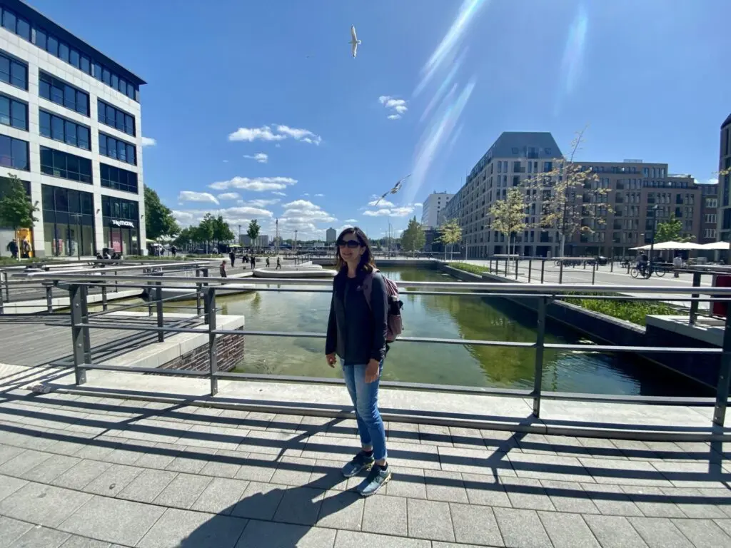 Frau am Bootshafen in Kiel