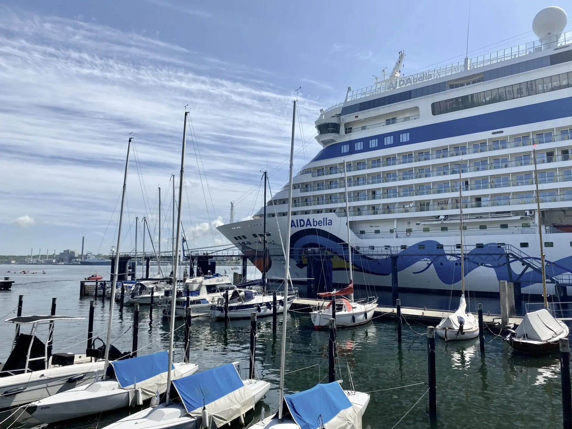 Aida am Hafen in Kiel und Boote