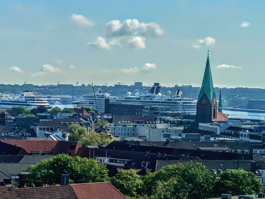 Blick auf Kiel mit Hafen und Kreuzfahrtschiff