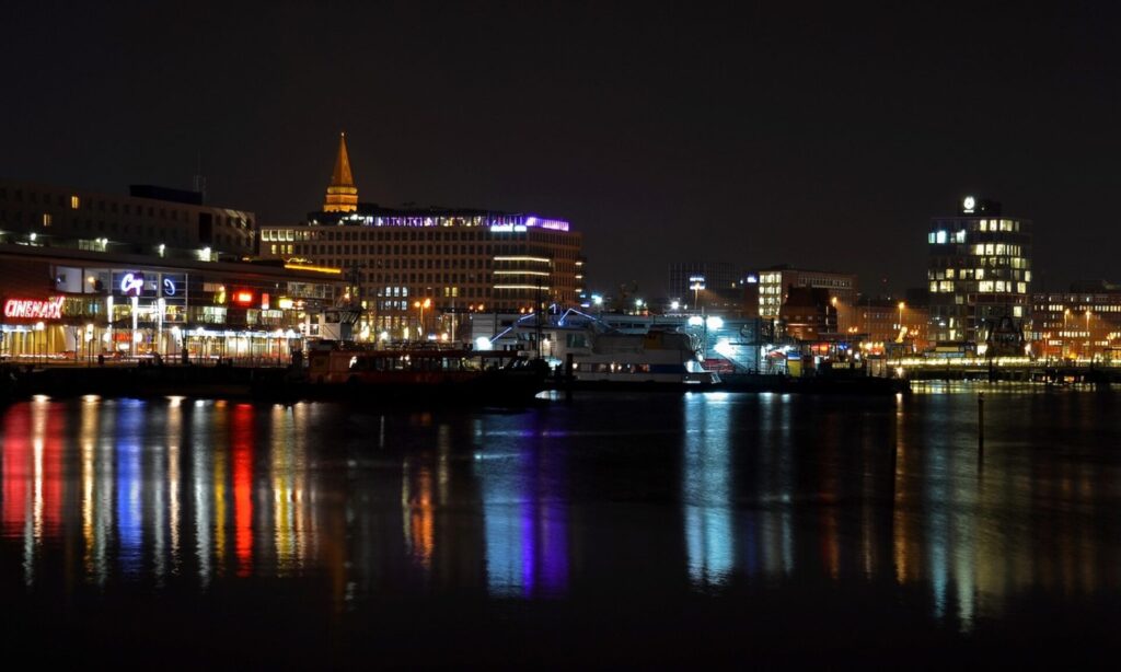 Skyline von Kiel bei Nacht