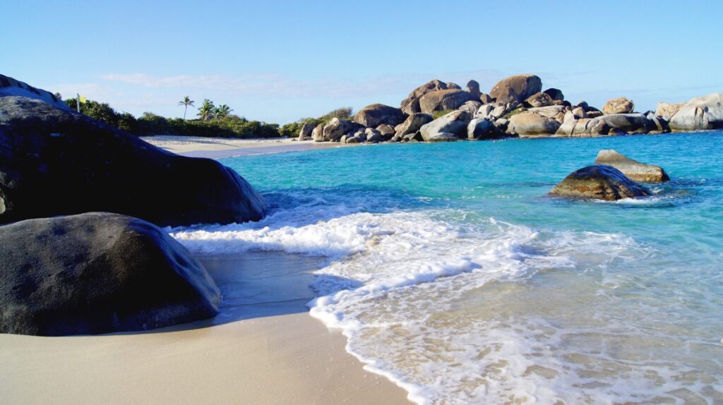 Große Felsen am Meer in Road Town Tortola